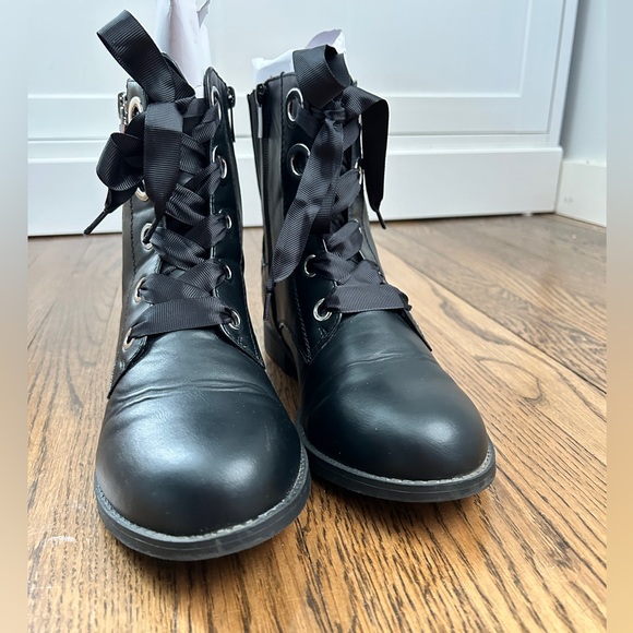 EUC Black Torrid Ribbon Laces Boot with Zippers 9WW Wide - Picture 2 of 8
